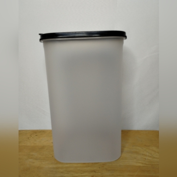 New black Tupperware oval number 5 modular mate with pour all seal - Picture 1 of 4